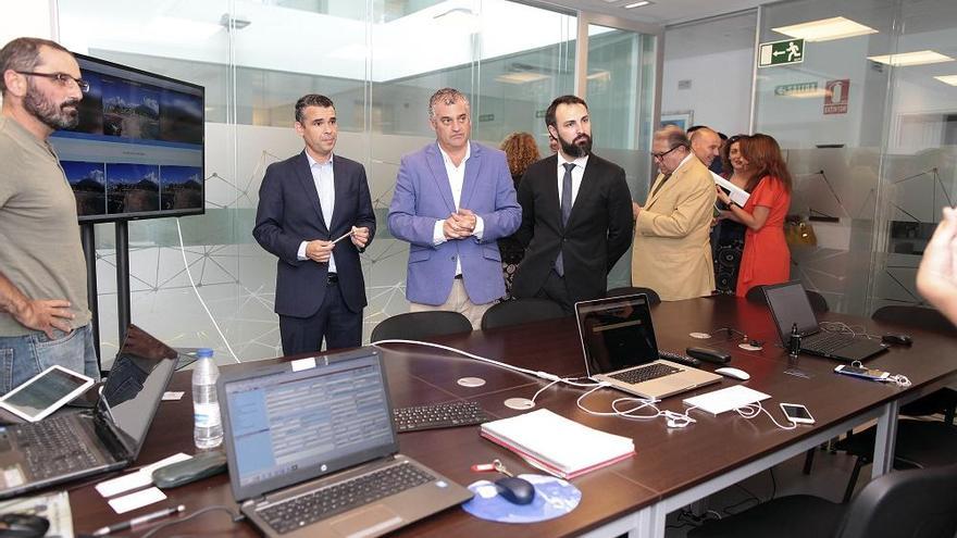 José Bernal, Javier Carnero y Marian Ruiz visitaron el vivero de empresas de Marbella.