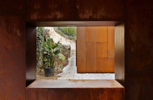 Remodelación, a base de acero corten y madera, de una casa de Mallorca