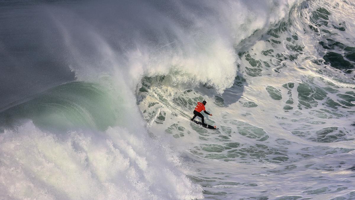 Surfistas en las olas gigantes de la Praia do Norte, en Portugal