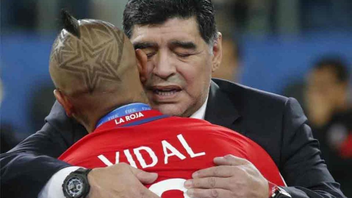 Maradona consoló a Arturo Vidal