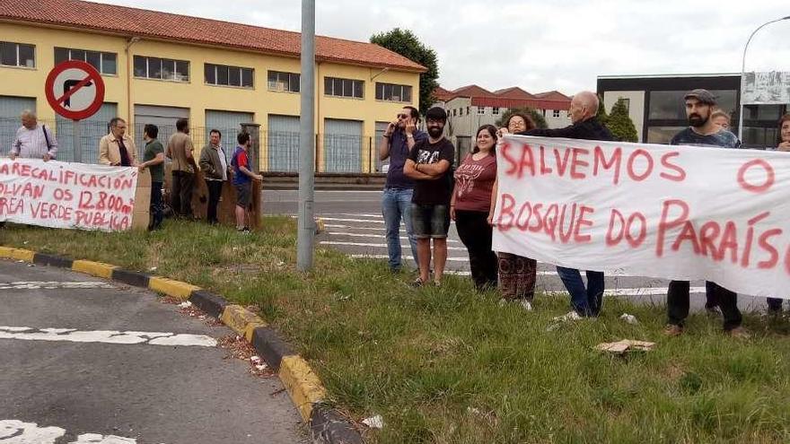 Imagen de la concentración ayer en la isleta en la Nacional VI, junto al acceso a O Paraíso.