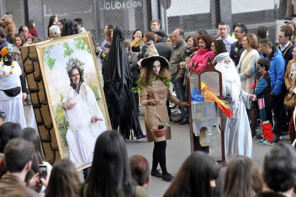 Participantes en el desfile del Antroxu en Pola de Lena.