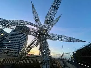 La icónica "estrellona" de la Navidad de Gijón se muda del Náutico a la avenida del Molinón