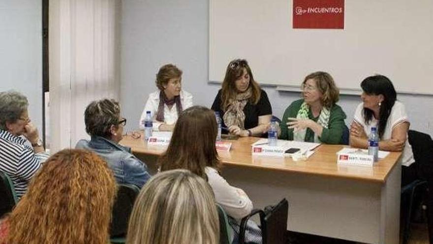 Por la izquierda, Elena Ocejo, Silvia Martínez, María Eugenia Prendes y Mariti Pereira, durante la charla.