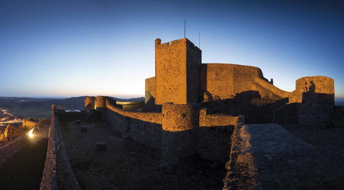 El castillo de Marvão, del siglo XII, fortalece el pueblo desde más de 800 metros de altura