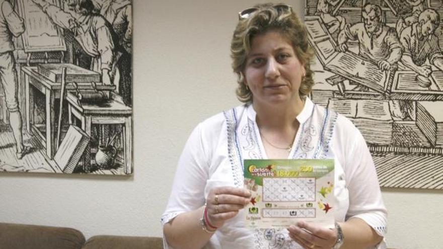 Yolanda de Vega, con el cartón que le ha hecho ganadora de los 1.500 euros
