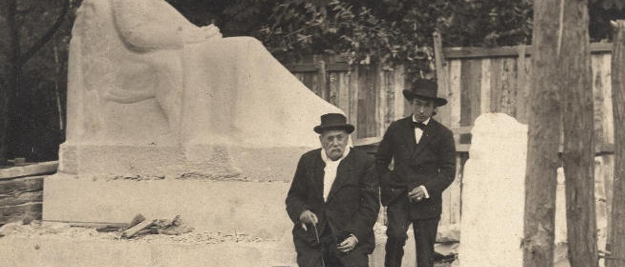 En la imagen, Benito Pérez Galdós junto a la estatua que le realizó Victorio Macho y que acoge el madrileño parque de El Retiro desde 1919.