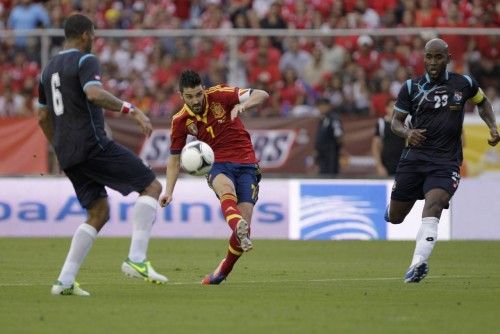 David Villa controla el balón ante Gomez y  Baloy