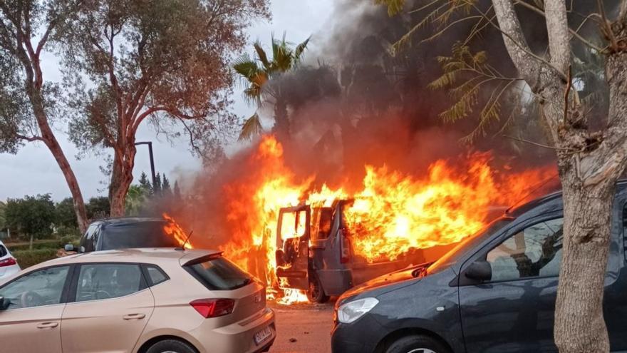 Imágenes del incendio de tres coches en Ibiza.