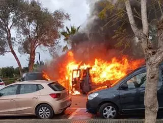 Alarma por el incendio de tres coches en un aparcamiento en Ibiza