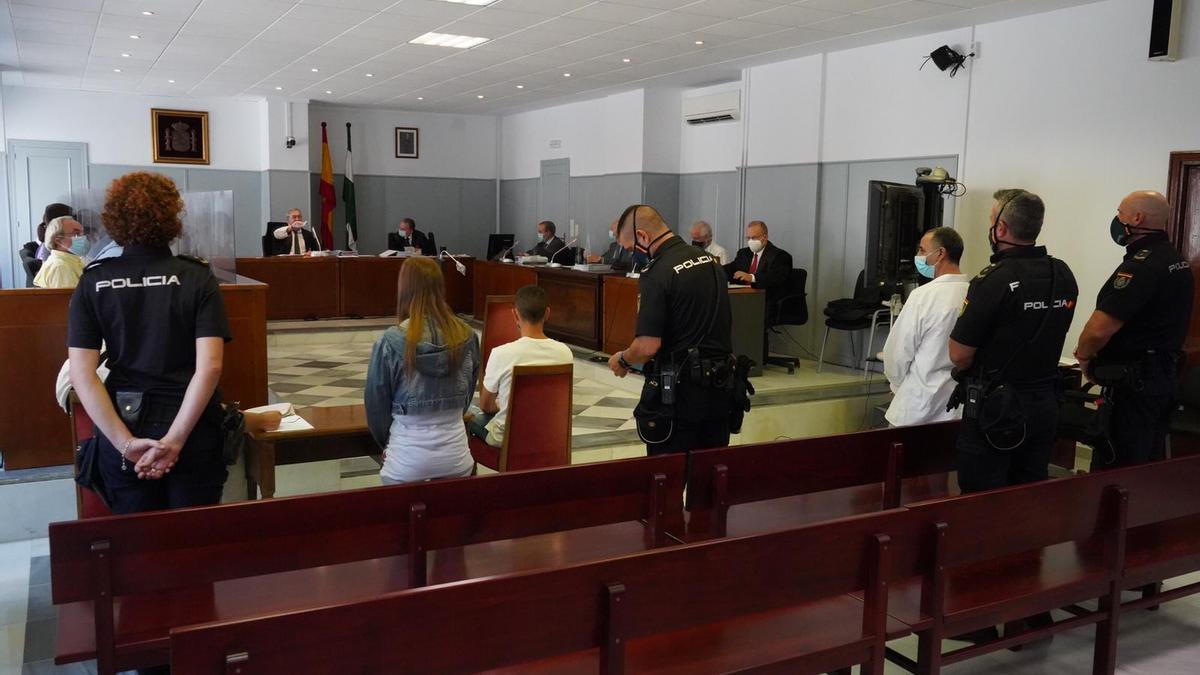 Los dos acusados, de pie a la izquierda y a la derecha, ayer en el juicio por la muerte del vecino de Orihuela.