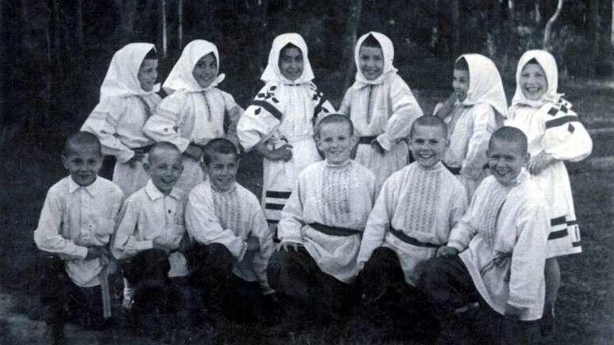Los pequeños, vestidos con el traje tradicional ruso en la Casa de Niños n.º 1 Pravda.
