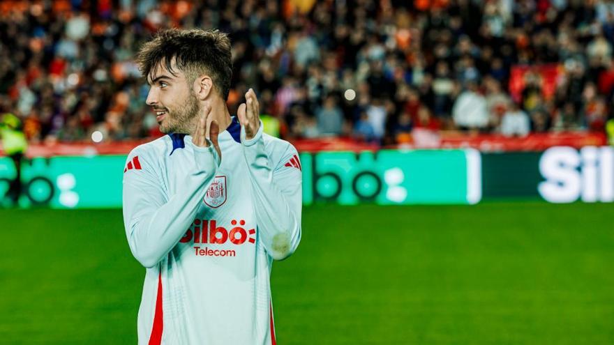 El madridista Raúl Asencio, que llevará el dorsal número 4, se ve con opciones de debutar en Mestalla ante Países Bajos