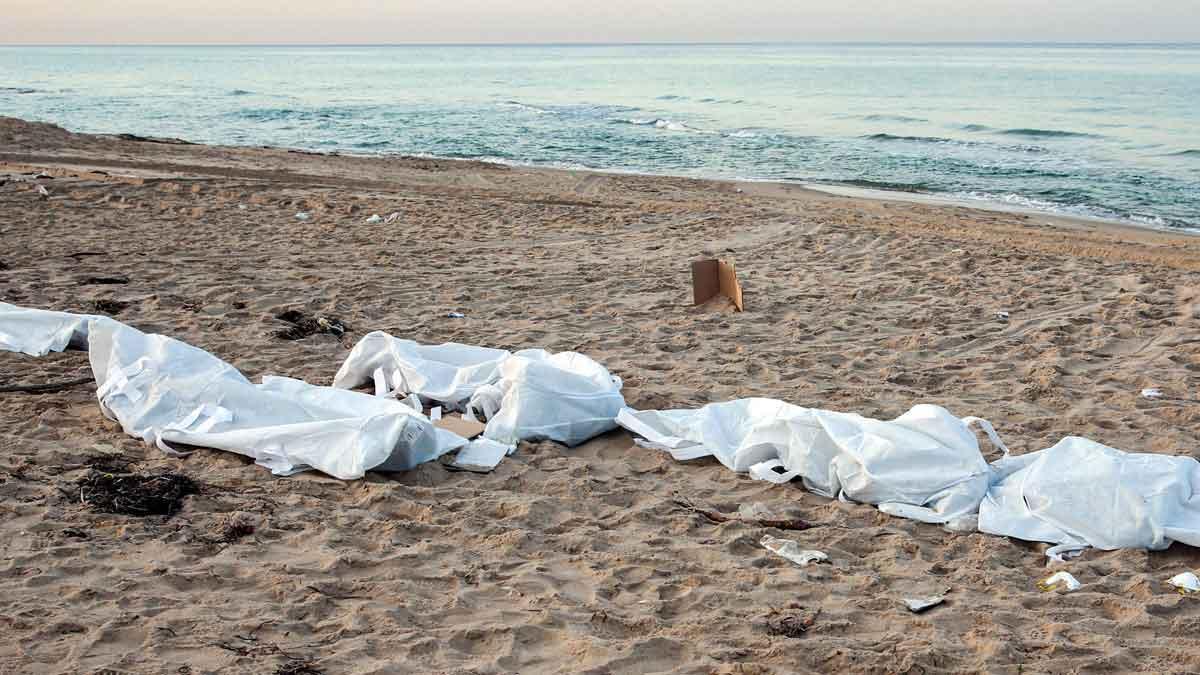 Migrantes sin vida aparecidos este 26 de diciembre en la playa de Qasr Khiyar, en Libia.