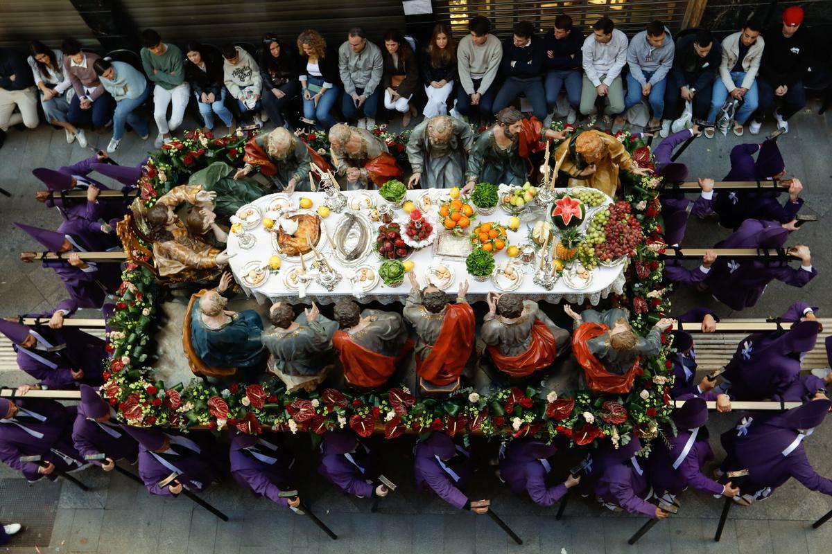 Costaleros portan el paso de 'La Última Cena' durante la procesión de Los Salzillos de la Real y Muy Ilustre Cofradía de Nuestro Padre Jesús Nazareno de Murcia.