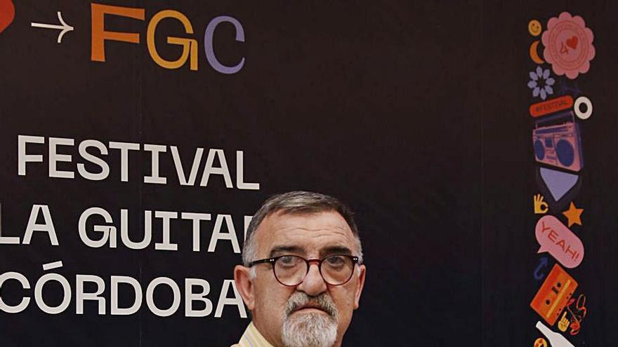 Juan Carlos Limia, ante el cartel del festival.