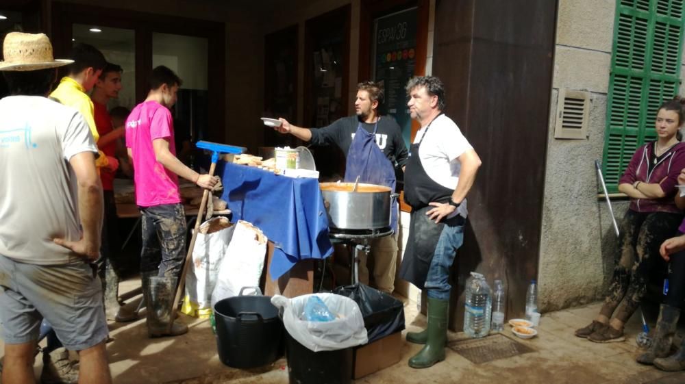 Koldo Royo cocina para los voluntarios en Sant Llorenç