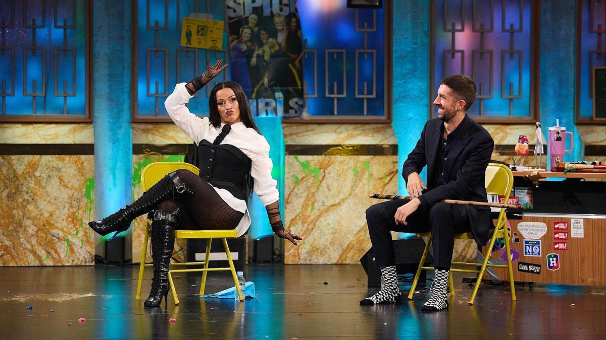 Chanel y David Broncano en 'La Revuelta'.