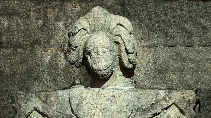 Escudo heráldico atopado na igrexa parroquial de Forzáns.