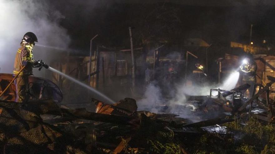 Incendio en el asentamiento chabolista de Patiño  | MARCIAL GUILLÉN (EFE)