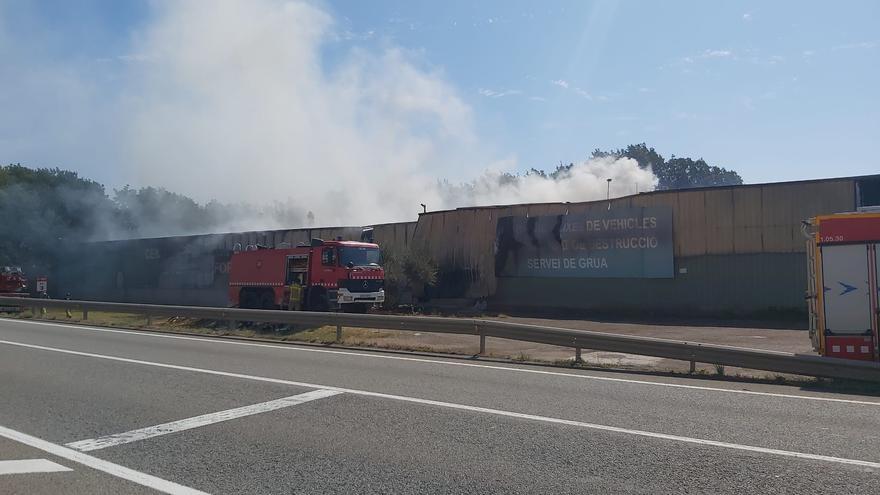 Els  Bombers preparen un camió escala per remullar empresa desballestadora de Sant Fruitós de Bages