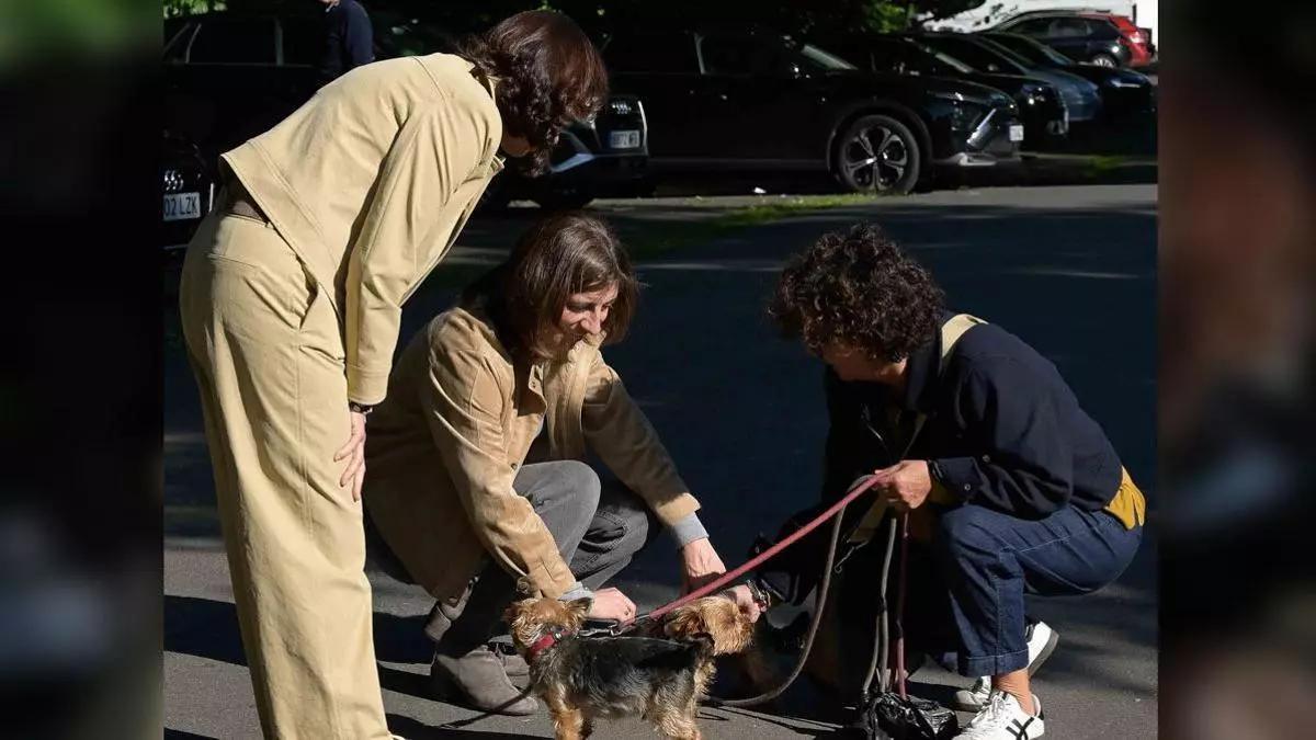 La beneficiaria de la subvención para la adopción de mascotas abandonadas, con su madre y la conselleira.