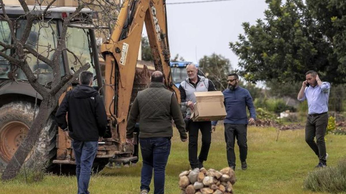 Los agentes, durante l la búsqueda en Binissalem.