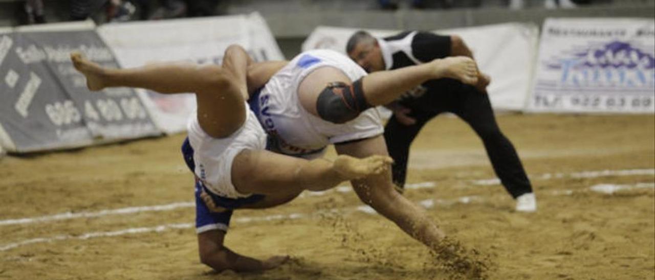 Dos luchadores durante una competición en Tenerife.