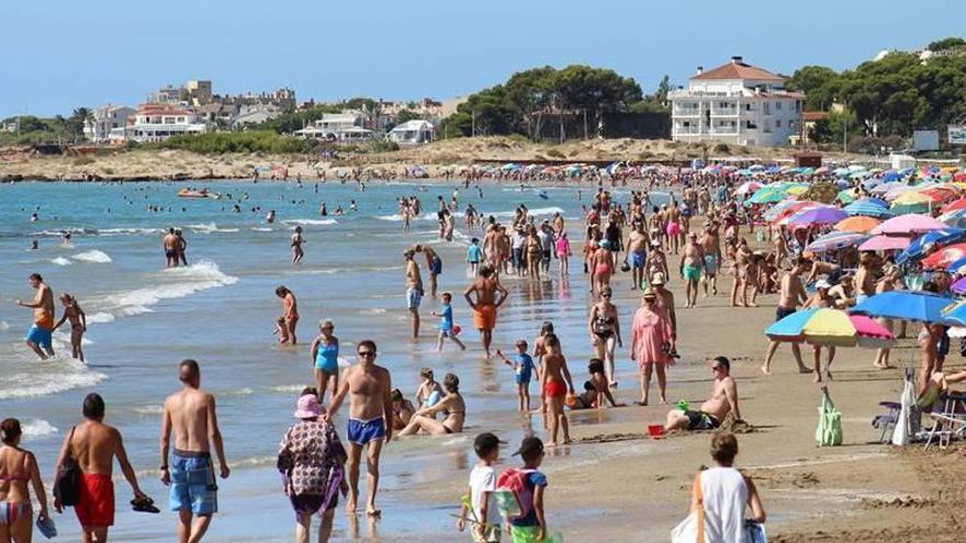 Alcalà prohíbe la reserva con sombrillas en la playa