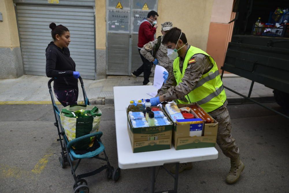 El Ejército entrega alimentos en el barrio Peral