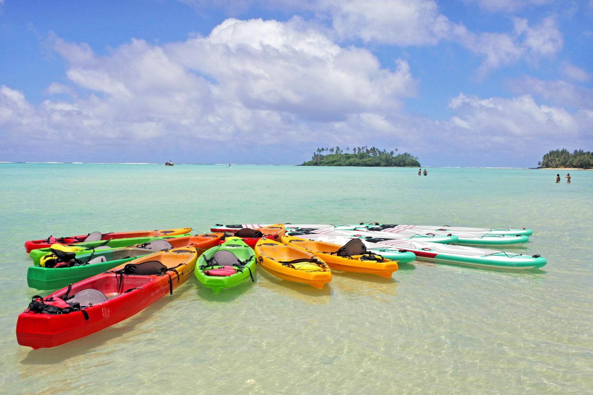 Kayaks en la playa de Muri.