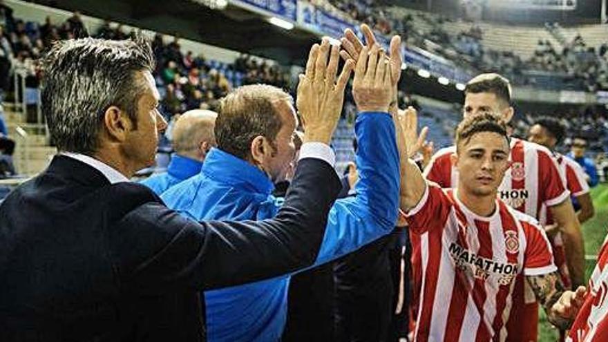 Pablo Maffeo, saludant el cos tècnic ahir a Tenerife en l&#039;habitual posada en escena del Girona abans dels partits.