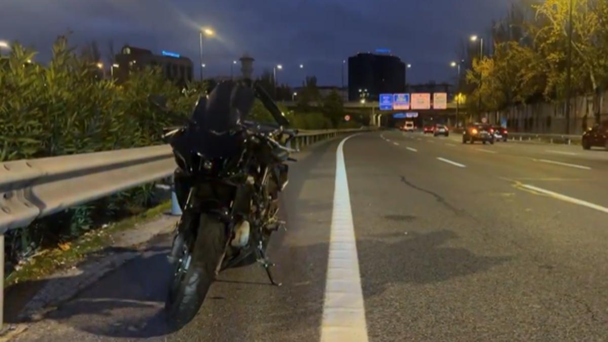 Una motorista en estado grave tras caer con su moto en la M-30 a la altura del distrito de Salamanca.