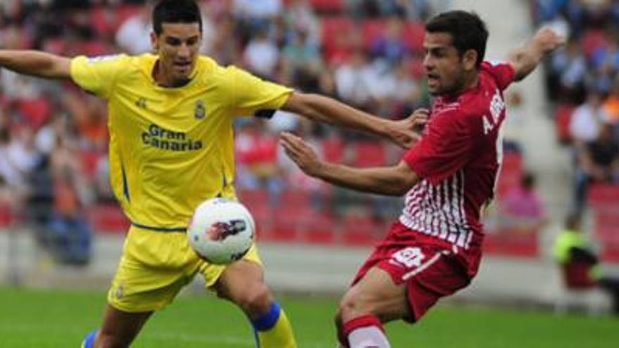 Vicente Gómez, autor de los dos goles ayer de la UD Las Palmas en Gerona, pugna por un balón con el jugador local Dorca. i LOF