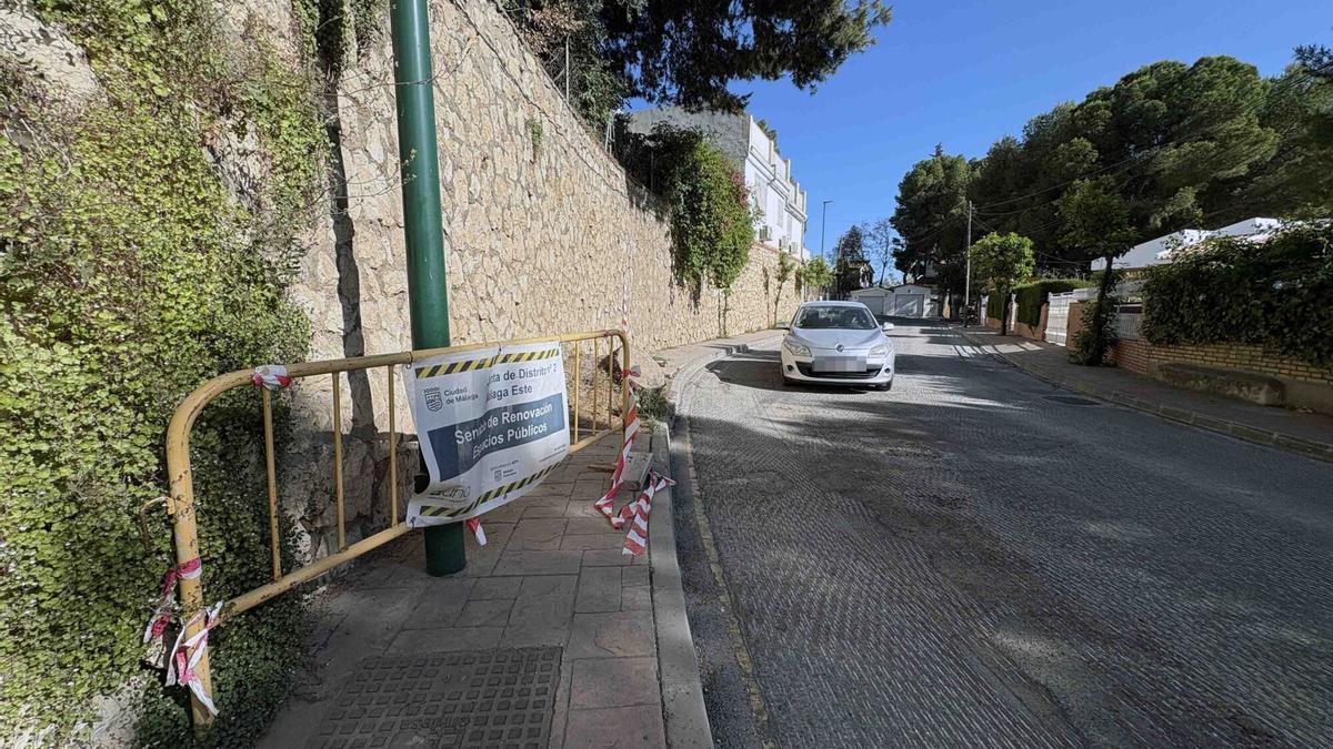 Dos vehículos pasan por la Avenida de San Antón donde está siendo asfaltada.