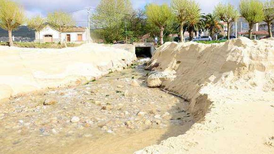 El Concello encauzará la desembocadura del río en Agrelo.  // G.N.