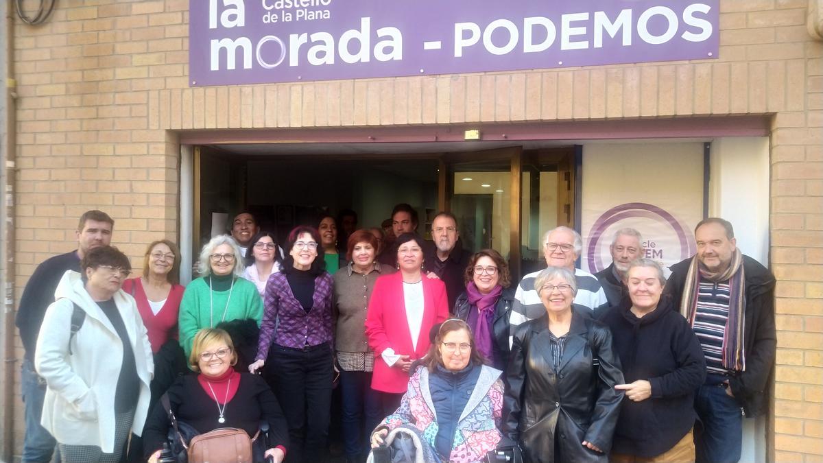 Marisol Barceló, a la izquierda, arropada por la militancia de Podem después de presentar las líneas maestras de su proyecto.
