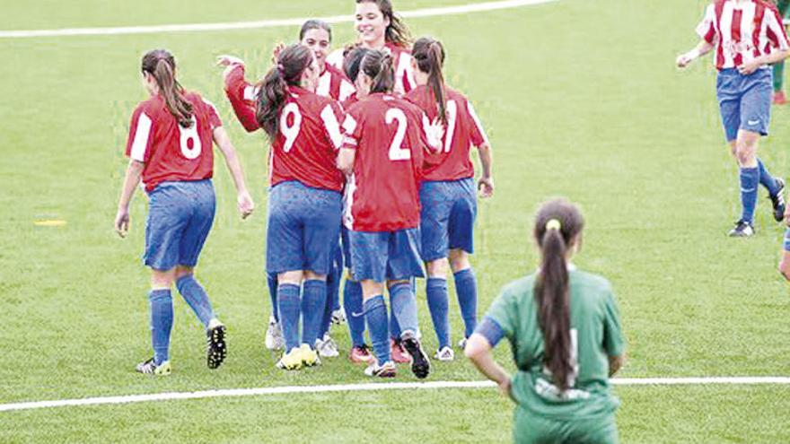 Las jugadoras del Sporting celebran un gol.