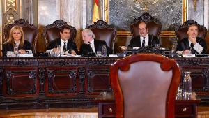 Susana Polo, a la izquierda, y Manuel Marchena en el extremo de la derecha, en una sesión del Supremo.