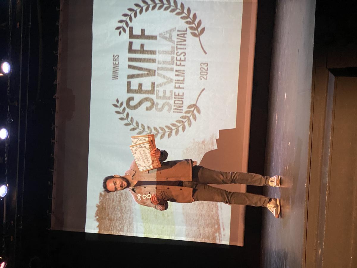 Detalle de la recogida del premio, anoche, en Sevilla.