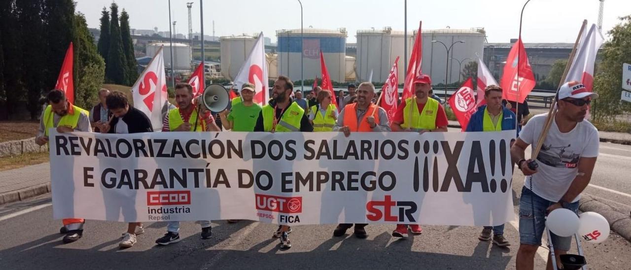 Trabajadores de la refinería de A Coruña, ayer durante la protesta.   | // E. P.