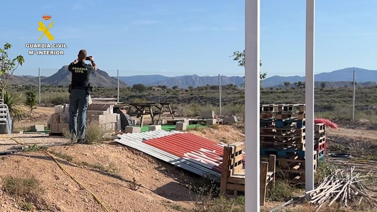 Un agente de la Guardia Civil en la parcela de Mutxamel