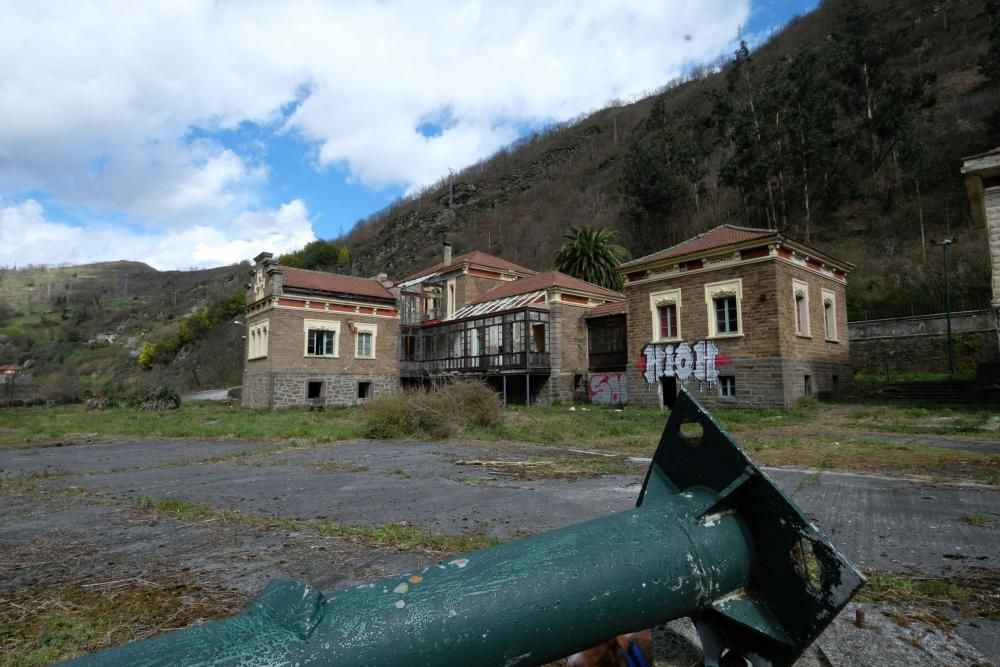 Pintadas y deterioro del Sanatorio de Bustiello