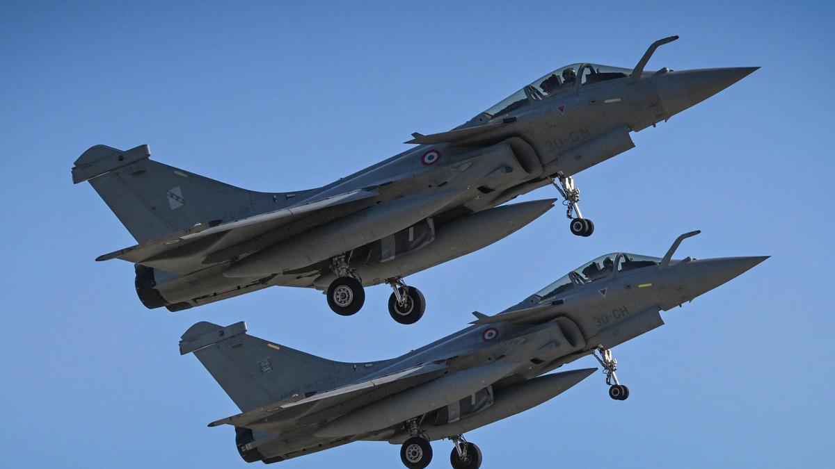 Dos aviones de combate Dassault Rafale despegan para una misión desde la base aérea de Fetesti, Rumania.