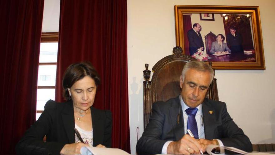 Dolores Carcedo y José Ángel Pérez, ayer, firmando. a. m. serrano