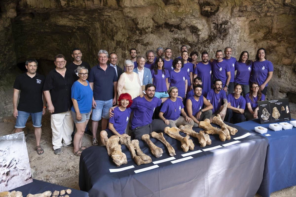 Membres de l'equip de govern i, de lila, membres de l'equip d'investigació. Al centre, a l'última fila, somrient, Jordi Rosell