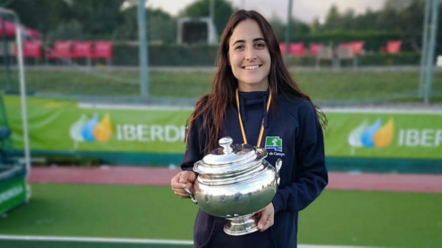 Amparo Gil, con el trofeo de la Copa de la Reina