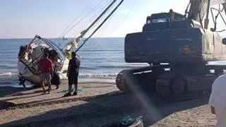 Retiran un velero francés que quedó encallado en Cabo de Palos durante las tormentas de la semana pasada