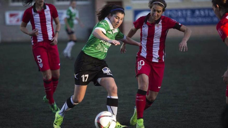 Lucía, con el balón, en el partido que disputó el Oviedo Moderno con el Athletic.