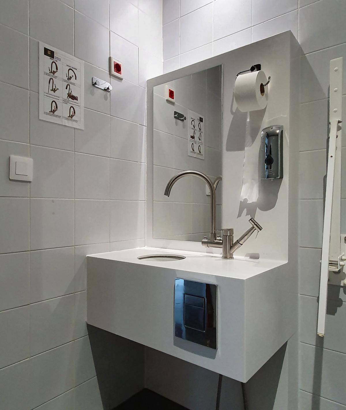 Imagen del baño instalado en el centro hospitalario.